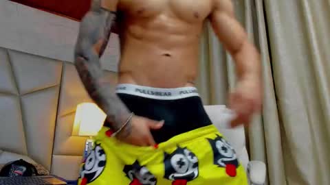 Snapshot of adrian_rae chatting on November 15, 6:04 pm online show from November 15, 6:04 pm