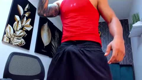 Snapshot of adrian_rae chatting on November 24, 6:29 pm online show from November 24, 6:29 pm