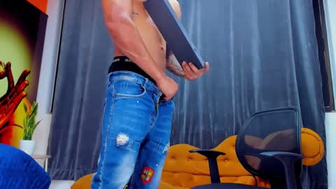 Snapshot of adrian_rae chatting on November 26, 7:15 pm online show from November 26, 7:15 pm