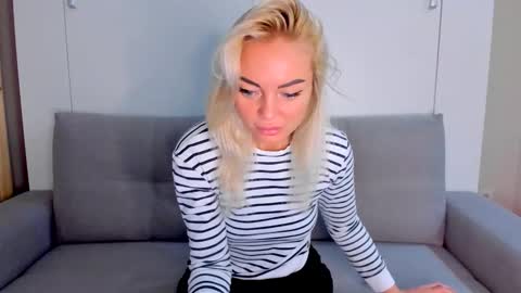 Snapshot of adriana_coy_ chatting on October 29, 11:01 am Adriana online show from October 29, 11:01 am