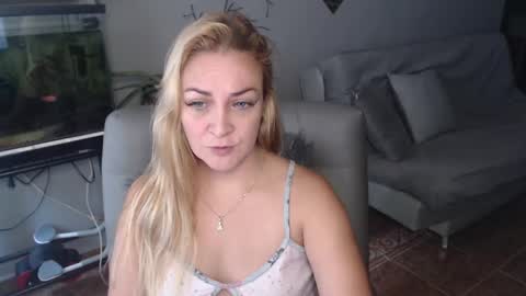 Snapshot of adrianapdes chatting on February 17, 12:59 pm Adriana Paredes online show from February 17, 12:59 pm