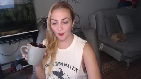 Snapshot of adrianapdes chatting on February 17, 8:58 pm Adriana Paredes online show from February 17, 8:58 pm