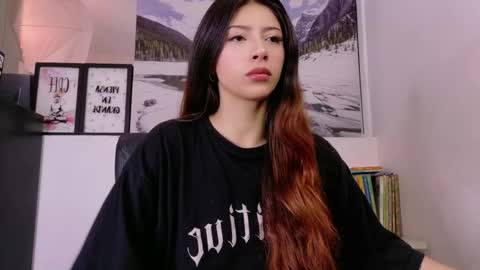 Snapshot of adrianna5_ chatting on June 7, 9:46 am Adriana online show from June 7, 9:46 am