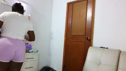 independent model online show from August 7, 5:09 am