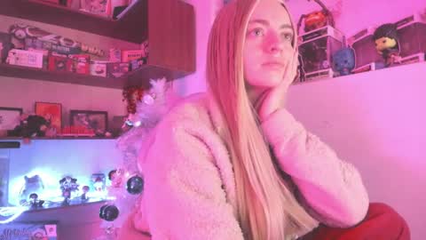 Snapshot of agathaa_ks_ chatting on December 10, 6:11 am Camila 2 online show from December 10, 6:11 am
