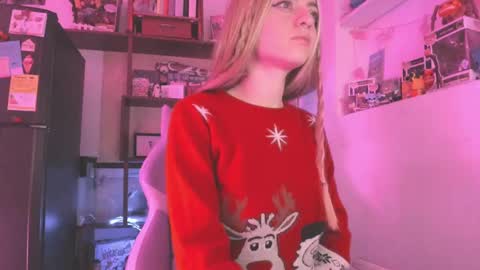 Snapshot of agathaa_ks_ chatting on December 13, 6:10 am Camila 2 online show from December 13, 6:10 am