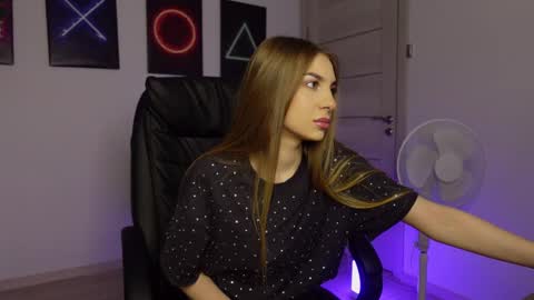 Snapshot of agelina_summer chatting on February 15, 6:44 am Agelina Lilly Laura online show from February 15, 6:44 am