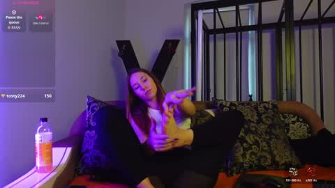 Snapshot of agelina_summer chatting on October 25, 1:18 pm Agelina Lilly Laura online show from October 25, 1:18 pm