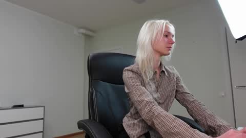 Snapshot of agelina_summer chatting on November 19, 5:35 pm Agelina Lilly Laura online show from November 19, 5:35 pm