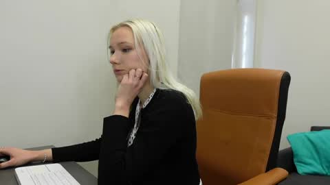 Agelina Lilly Laura online show from April 26, 6:11 am