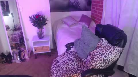 Snapshot of agnes_blackmore chatting on July 22, 11:46 am Lily online show from July 22, 11:46 am