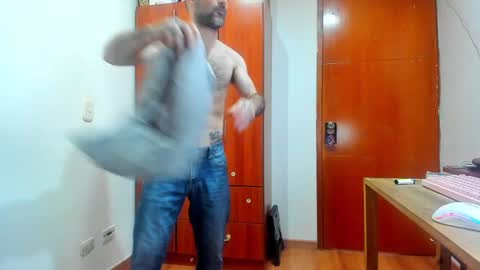 Snapshot of aguslover chatting on December 14, 9:35 pm Agustin online show from December 14, 9:35 pm