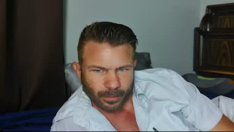 Blue Eyed Handsome Man online show from July 8, 1:43 am