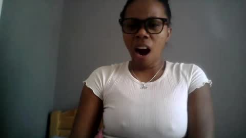 Snapshot of aicha_boobs chatting on July 31, 8:25 am Aicha boobs online show from July 31, 8:25 am