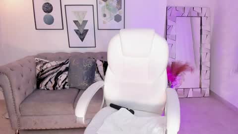 AIDA ADAMS online show from January 12, 11:15 pm