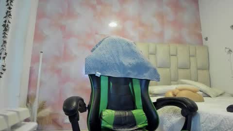 Snapshot of aida_rose chatting on November 23, 5:35 pm karoline online show from November 23, 5:35 pm