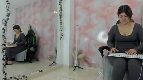 Snapshot of aida_rose chatting on November 25, 6:41 pm karoline online show from November 25, 6:41 pm