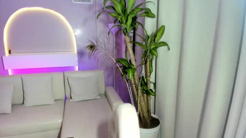 Snapshot of ailee_naughty chatting on December 14, 2:17 am online show from December 14, 2:17 am