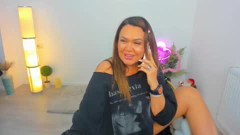 Snapshot of aileen_stone chatting on November 30, 5:06 pm Aileen online show from November 30, 5:06 pm