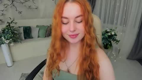 Snapshot of airysilhouette chatting on December 5, 4:10 am Louise online show from December 5, 4:10 am