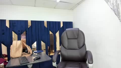 Aisha online show from July 25, 6:27 pm