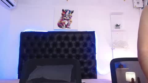 Snapshot of aixa_shaw chatting on December 12, 11:25 pm AIXA online show from December 12, 11:25 pm