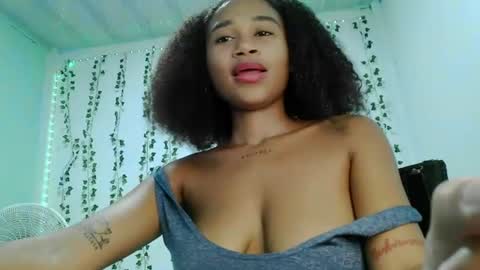 Snapshot of akemy_saunderz chatting on June 16, 9:28 pm akemy_saunderz online show from June 16, 9:28 pm