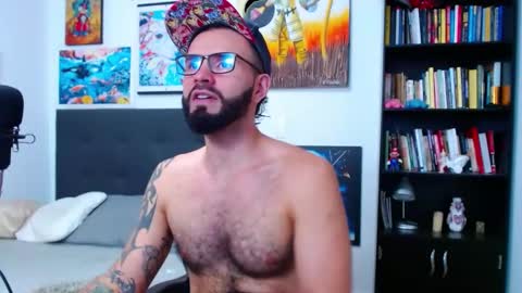 Snapshot of akiles_r chatting on October 28, 11:51 pm akiles online show from October 28, 11:51 pm