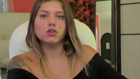 Snapshot of alaia_greyy chatting on May 21, 1:29 pm Alaia online show from May 21, 1:29 pm
