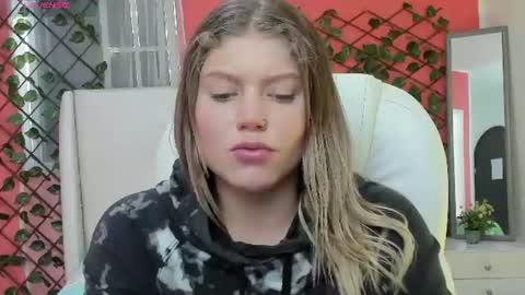 Snapshot of alaia_greyy chatting on June 19, 1:15 pm Alaia online show from June 19, 1:15 pm