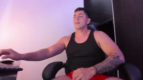 Snapshot of alan_muscle chatting on December 4, 7:06 am Alan online show from December 4, 7:06 am