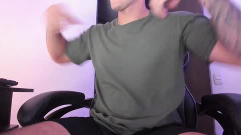 Snapshot of alan_muscle chatting on December 6, 7:32 am Alan online show from December 6, 7:32 am