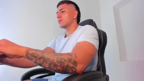 Snapshot of alan_muscle chatting on February 6, 6:13 pm Alan online show from February 6, 6:13 pm