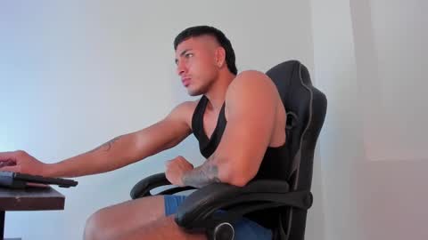 Snapshot of alan_muscle chatting on February 14, 5:41 am Alan online show from February 14, 5:41 am