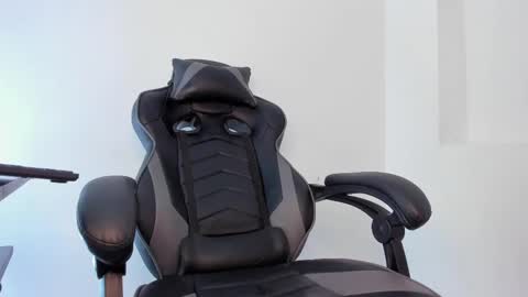 Snapshot of alan_muscle chatting on February 14, 8:42 am Alan online show from February 14, 8:42 am