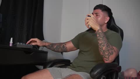 Snapshot of alan_muscle chatting on November 5, 6:13 am Alan online show from November 5, 6:13 am