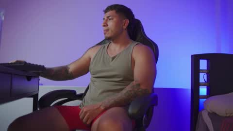 Snapshot of alan_muscle chatting on November 15, 5:49 am Alan online show from November 15, 5:49 am