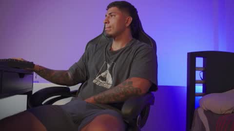 Snapshot of alan_muscle chatting on November 19, 5:40 am Alan online show from November 19, 5:40 am