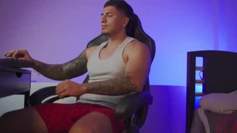 Snapshot of alan_muscle chatting on November 22, 5:39 am Alan online show from November 22, 5:39 am