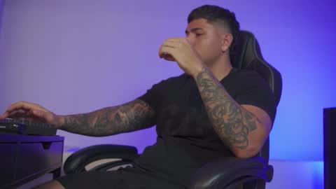 Snapshot of alan_muscle chatting on February 27, 6:13 am Alan online show from February 27, 6:13 am