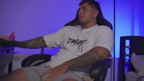 Snapshot of alan_muscle chatting on March 8, 10:46 pm Alan online show from March 8, 10:46 pm