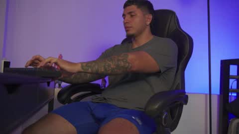 Snapshot of alan_muscle chatting on March 30, 6:58 am Alan online show from March 30, 6:58 am