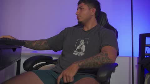 Snapshot of alan_muscle chatting on April 4, 7:28 am Alan online show from April 4, 7:28 am