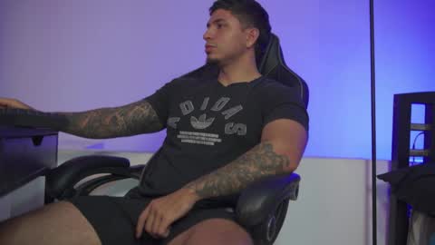 Snapshot of alan_muscle chatting on April 6, 5:52 am Alan online show from April 6, 5:52 am