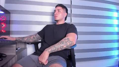 Snapshot of alan_muscle chatting on July 16, 5:24 am Alan online show from July 16, 5:24 am