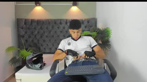 Snapshot of alan_redinger chatting on September 27, 12:54 pm Alan online show from September 27, 12:54 pm