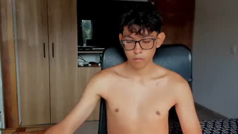 Snapshot of alan_scot chatting on July 1, 1:56 pm Alan and Criss - WE JUST FRIENDS WITH BENEFITS BOTH VERS online show from July 1, 1:56 pm