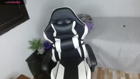 Snapshot of alana_4 chatting on December 17, 3:12 am alana online show from December 17, 3:12 am