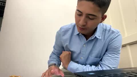 Snapshot of alanj998 chatting on January 12, 1:33 am alanj998 online show from January 12, 1:33 am