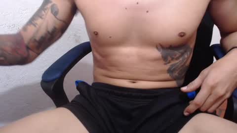 Snapshot of alanmuscle08 chatting on June 17, 2:51 pm alanmuscle08 online show from June 17, 2:51 pm